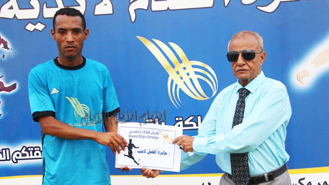 هديل سعيد سالم لاعب الجزيرة يتسلم جائزة أفضل لاعب في المباراة هديل سعيد سالم لاعب الجزيرة يتسلم جائزة أفضل لاعب في المباراة