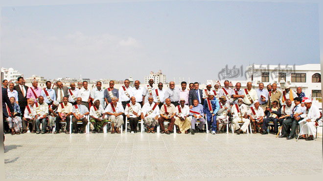 صورة من تكريم «الأيام» و«الأيام الرياضي» للرعيل الأول من الرياضيين عام 2008م صورة من تكريم «الأيام» و«الأيام الرياضي» للرعيل الأول من الرياضيين عام 2008م