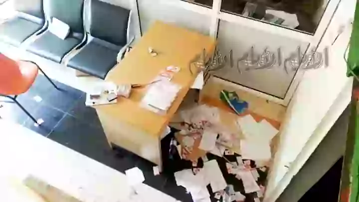 بعض محتويات إذاعة وديان بعد العبث بها بعض محتويات إذاعة وديان بعد العبث بها