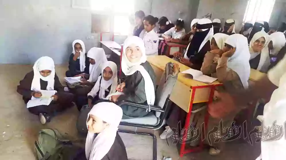 - مدير المدرسة: يبلغ عدد طلاب الفصل الواحد إلى مائة طالب وطالبة - مدير المدرسة: يبلغ عدد طلاب الفصل الواحد إلى مائة طالب وطالبة