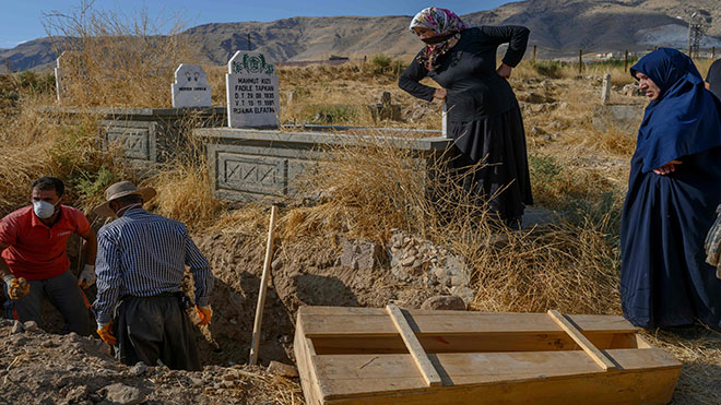 نساء يجتمعن في المقبرة للإشارة إلى قبورهن ، التي سيتم إزالتها من المقبرة القديمة إلى مقبرة حسانكيف الجديدة نساء يجتمعن في المقبرة للإشارة إلى قبورهن ، التي سيتم إزالتها من المقبرة القديمة إلى مقبرة حسانكيف الجديدة
