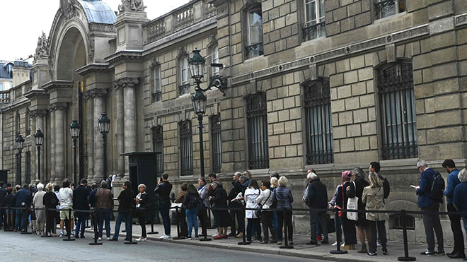 قائمة انتظار عامة فرنسية خارج قصر إليزيه الرئاسي في باريس في 27 سبتمبر 2019 لتكريم الرئيس الفرنسي الراحل جاك شيراك قائمة انتظار عامة فرنسية خارج قصر إليزيه الرئاسي في باريس في 27 سبتمبر 2019 لتكريم الرئيس الفرنسي الراحل جاك شيراك