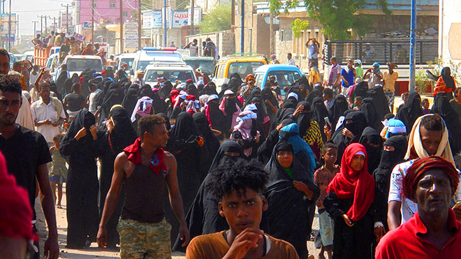 المئات يشيعون جثامين أطفال عامل النظافة بلحج المئات يشيعون جثامين أطفال عامل النظافة بلحج