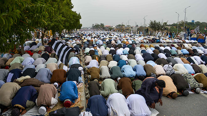 أعضاء الحزب يؤدون صلاة الجمعة أعضاء الحزب يؤدون صلاة الجمعة