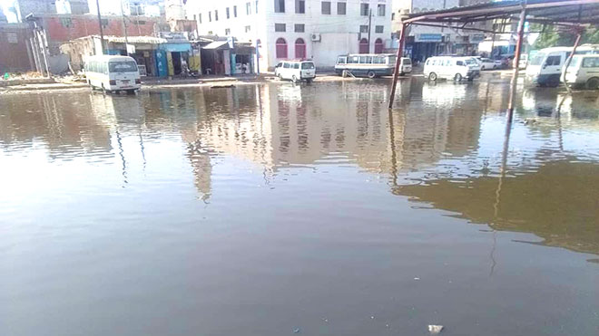 بحيرات  مياه الصرف الصحي الراكدة بمحطة نقل الركاب