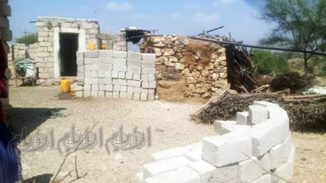 متارس أقامها الحوثيون جوار منازل المواطنين غير مبالين بحياتهم متارس أقامها الحوثيون جوار منازل المواطنين غير مبالين بحياتهم