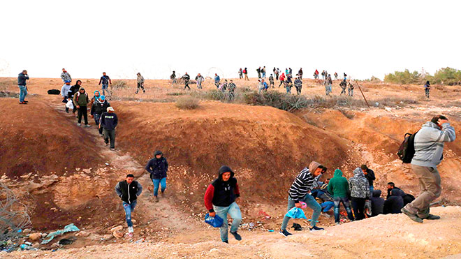 عمال فلسطينيون يخاطرون بحياتهم من أجل العمل في إسرائيل عمال فلسطينيون يخاطرون بحياتهم من أجل العمل في إسرائيل
