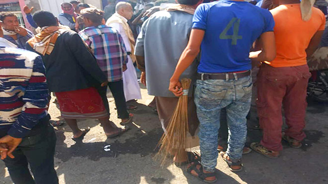 عمال النظافة بتعز يحتجون عقب إيقاف واستقطاع رواتبهم عمال النظافة بتعز يحتجون عقب إيقاف واستقطاع رواتبهم