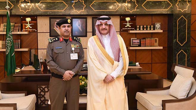 أمير المنطقة الشرقية في السعودية، الأمير سعود بن نايف بن عبد العزيز، خلال مراسم تقليده لمدير إدارة العمليات المشتركة بديوان الإمارة، العميد فهد بن عبد الرحمن بن بصيص.