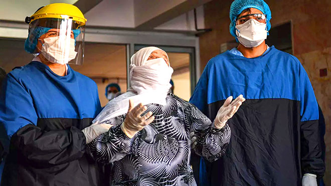 مستشفى في تركيا يرى أملا بعد تعافي مريضة عمرها 93 عاما من كورونا مستشفى في تركيا يرى أملا بعد تعافي مريضة عمرها 93 عاما من كورونا