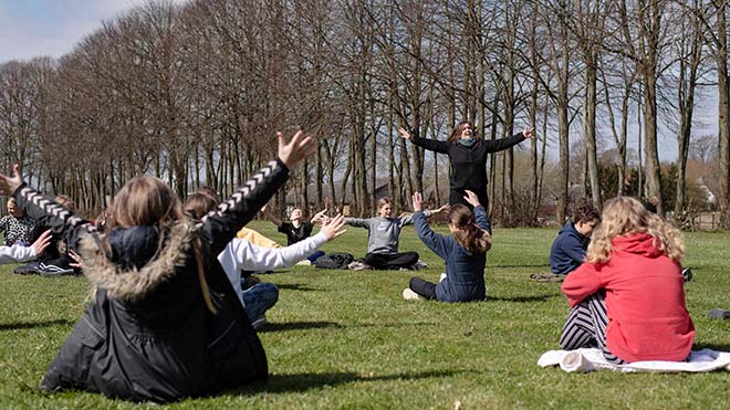 تلقي المعلمة ريبيكا هيورث دروسًا في الموسيقى معها. 5. فصل دراسي في الهواء الطلق في Korshoejskolen في راندرز تلقي المعلمة ريبيكا هيورث دروسًا في الموسيقى معها. 5. فصل دراسي في الهواء الطلق في Korshoejskolen في راندرز