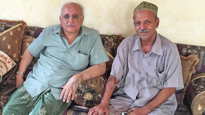 علي سالم اليزيدي (يمين) في منزله بالمكلا، بجانب الزميل تمام باشراحيل رئيس تحرير صحيفة الأيام علي سالم اليزيدي (يمين) في منزله بالمكلا، بجانب الزميل تمام باشراحيل رئيس تحرير صحيفة الأيام