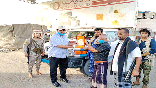 انتقالي لحج يكرم أفراد نقطة أمنية ألقت القبض على مسلح خطير انتقالي لحج يكرم أفراد نقطة أمنية ألقت القبض على مسلح خطير