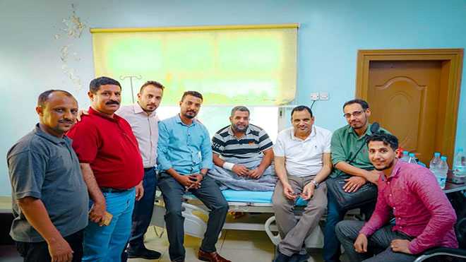 اللواء السقطري يطمئن على صحة مدير المعلا فهد مشبق اللواء السقطري يطمئن على صحة مدير المعلا فهد مشبق