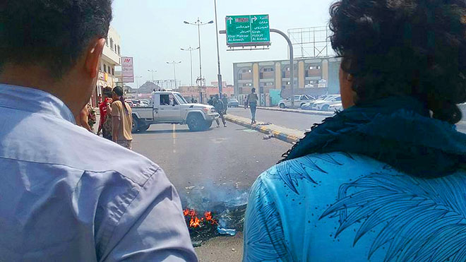 الأمن يفرق تظاهرة لمحتجين يطالبون بالمياه في كريتر الأمن يفرق تظاهرة لمحتجين يطالبون بالمياه في كريتر