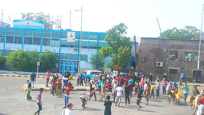 محتجين يطالبون بالمياه في كريتر محتجين يطالبون بالمياه في كريتر
