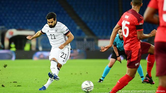 إيلكاي غوندوغان خلال تسجيله هدف السبق في مباراة المنتخب الألماني بنظيره السويسري ضمن مسابقة دوري الأمم الأوروبية