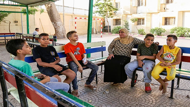 إلى يسار المشرفة صفاء الطفل خالد إلى يسار المشرفة صفاء الطفل خالد