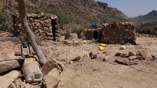 مساكن أبناء منطقة الغودرة الذين يعيشون حياة بدائية مساكن أبناء منطقة الغودرة الذين يعيشون حياة بدائية