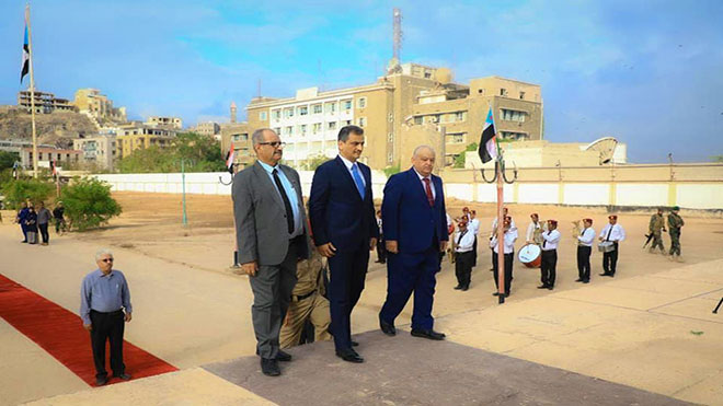 المحافظ وقيادات الانتقالي يضعون أكليل الزهور على ضريح "الشهيد الجنوبي" المحافظ وقيادات الانتقالي يضعون أكليل الزهور على ضريح "الشهيد الجنوبي"