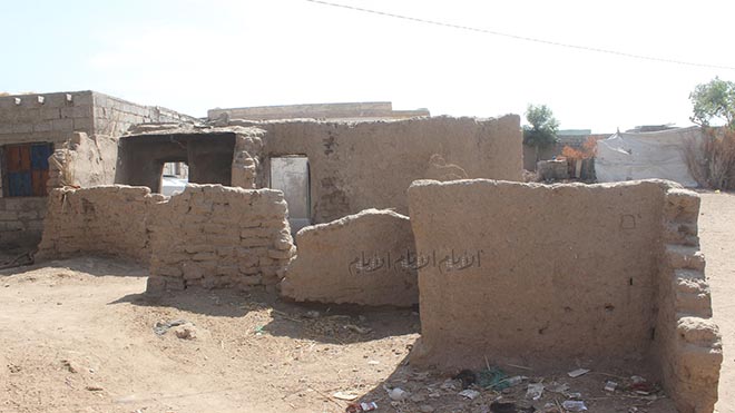 لاتزال بيوت الطين منتشرة في القرية لاتزال بيوت الطين منتشرة في القرية