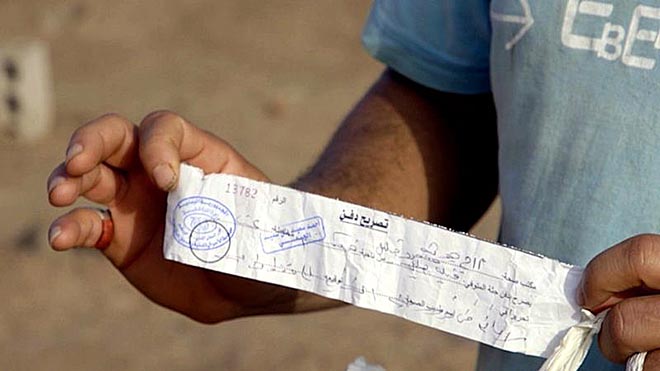 يدون غسان أسماء الذين يدفنهم ممن ماتوا في مستشفى الأمل يدون غسان أسماء الذين يدفنهم ممن ماتوا في مستشفى الأمل