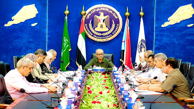 هيئة رئاسة المجلس الانتقالي خلال اجتماعها أمس هيئة رئاسة المجلس الانتقالي خلال اجتماعها أمس