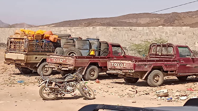 أمن الملاح يلقي القبض على مهربي مشتقات نفطية أمن الملاح يلقي القبض على مهربي مشتقات نفطية