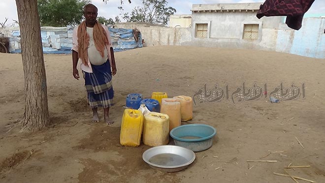 يحفظون الماء في أواني بلاستيكية يحفظون الماء في أواني بلاستيكية