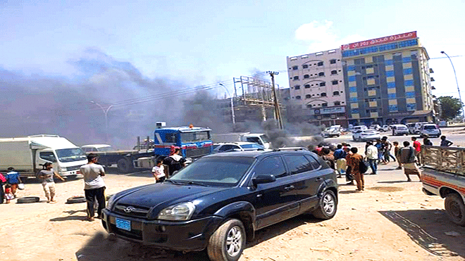 احتجاجات غاضبة بعدن احتجاجات غاضبة بعدن