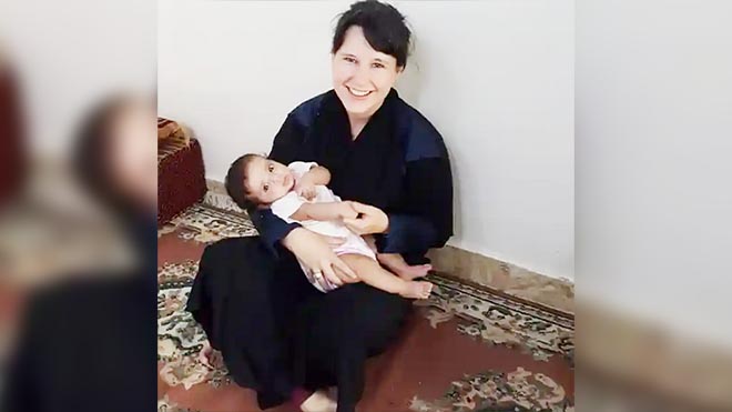 بيثان مكيرنان تلعب مع الطفلة خديجة ، التي ماتت بسبب الحمى بعد ثلاثة أشهر من التقاط الصورة ، على الرغم من سعي الأسرة للرعاية الطبية. بيثان مكيرنان تلعب مع الطفلة خديجة ، التي ماتت بسبب الحمى بعد ثلاثة أشهر من التقاط الصورة ، على الرغم من سعي الأسرة للرعاية الطبية.