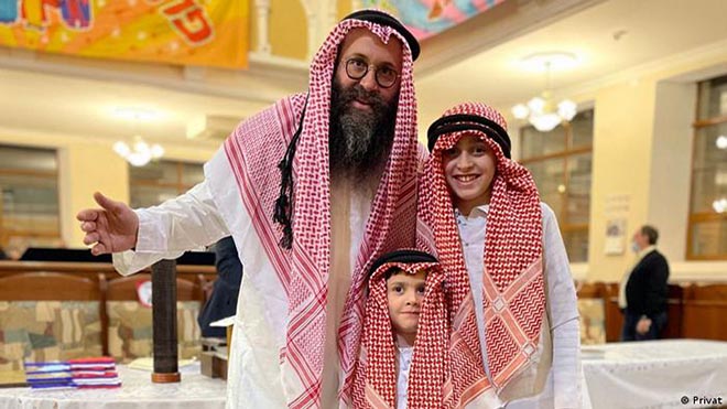 اشترى الحاخام حاييم دانزيغر الزي العربي من صاحب متجر في دبي للاحتفال بالتقارب بين إسرائيل والإمارات اشترى الحاخام حاييم دانزيغر الزي العربي من صاحب متجر في دبي للاحتفال بالتقارب بين إسرائيل والإمارات