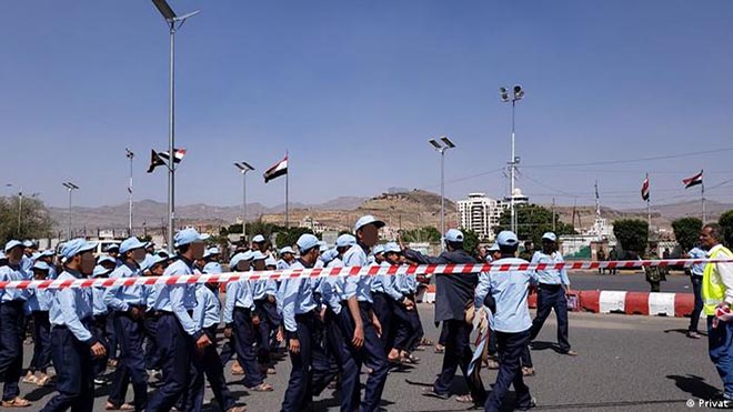 صورة من استعراض كشفي لملتحقين بأحد المراكز الصيفية في ميدان السبعين بصنعاء صورة من استعراض كشفي لملتحقين بأحد المراكز الصيفية في ميدان السبعين بصنعاء