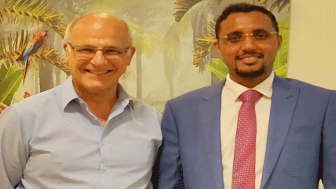 السفير البريطاني لدى اليمن مايكل آرون مع وليد القديمي وكيل أول محافظة الحديدة
