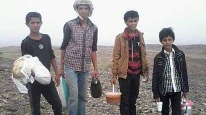 أطفال في الحبج يحملون أمتعه لذويهم في الجبهة أطفال في الحبج يحملون أمتعه لذويهم في الجبهة