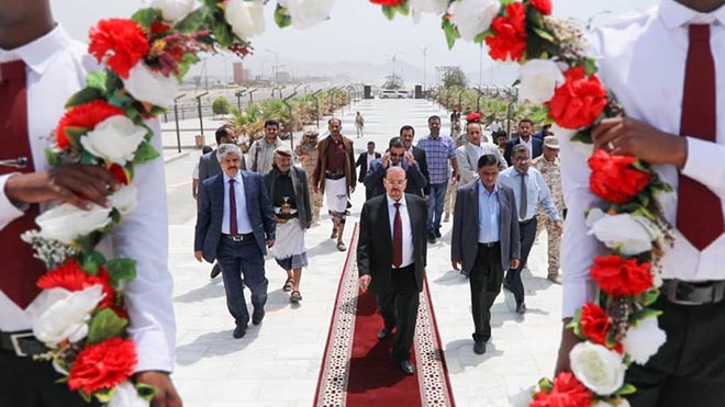 محافظ حضرموت ورئيس مجلس النواب يضعان إكليلا من الورد على ضريح الجندي المجهول.. محافظ حضرموت ورئيس مجلس النواب يضعان إكليلا من الورد على ضريح الجندي المجهول..