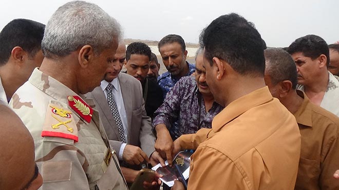 محافظ لحج ووزير المياه أثناء زيارته للمشروع محافظ لحج ووزير المياه أثناء زيارته للمشروع