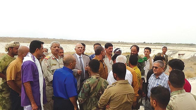 محافظ لحج ووزير المياه أثناء زيارته للمشروع محافظ لحج ووزير المياه أثناء زيارته للمشروع