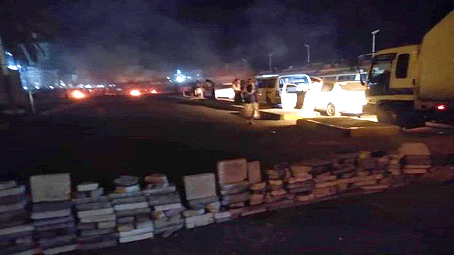 الجوع وانقطاع الهكرباء يفجران احتجاجات غاضبة بالمكلا الجوع وانقطاع الهكرباء يفجران احتجاجات غاضبة بالمكلا