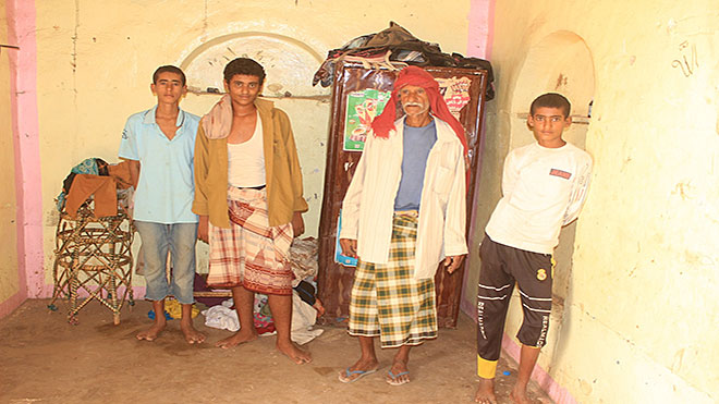 العم عوض ماطر مع اولاده العم عوض ماطر مع اولاده