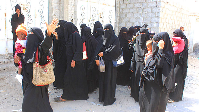 نساء حوطة لحج يحتجون أمام مبنى السلطة المحلية نساء حوطة لحج يحتجون أمام مبنى السلطة المحلية