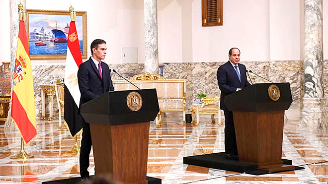 الرئيس المصري خلال مؤتمر صحفي مشترك مع رئيس وزراء إسبانيا الرئيس المصري خلال مؤتمر صحفي مشترك مع رئيس وزراء إسبانيا