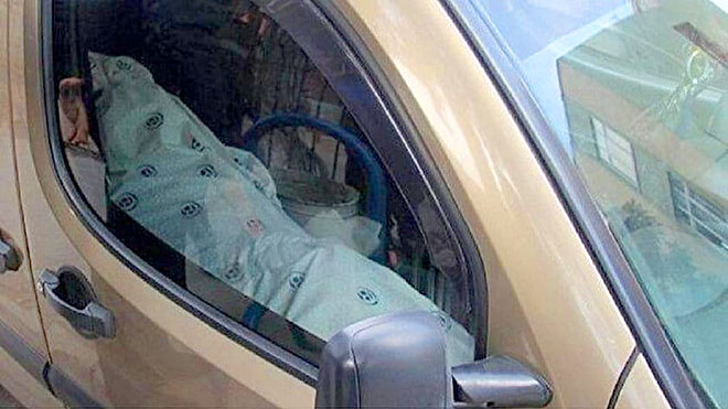 صورة للجثة في المقعد الأمامي للسيارة صورة للجثة في المقعد الأمامي للسيارة