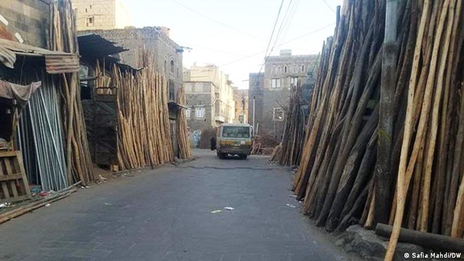 قطع الأشجار لاستعمالها كوقود بدل الغاز والديزل للتدفية والطهي يهدد الغطاء النباتي في اليمن قطع الأشجار لاستعمالها كوقود بدل الغاز والديزل للتدفية والطهي يهدد الغطاء النباتي في اليمن