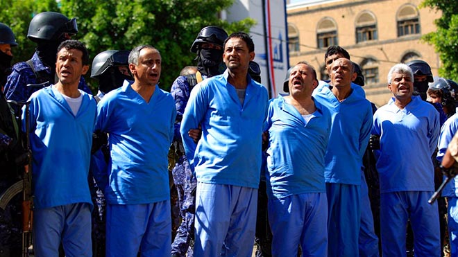 الحوثيون أعدموا المتهمين أمام الملأ في صنعاء (أ ف ب) الحوثيون أعدموا المتهمين أمام الملأ في صنعاء (أ ف ب)