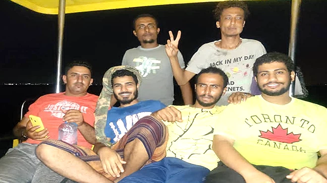 صورة للصيادون من أبناء الخيسة الذين أنقذوا البحارة الهنود صورة للصيادون من أبناء الخيسة الذين أنقذوا البحارة الهنود