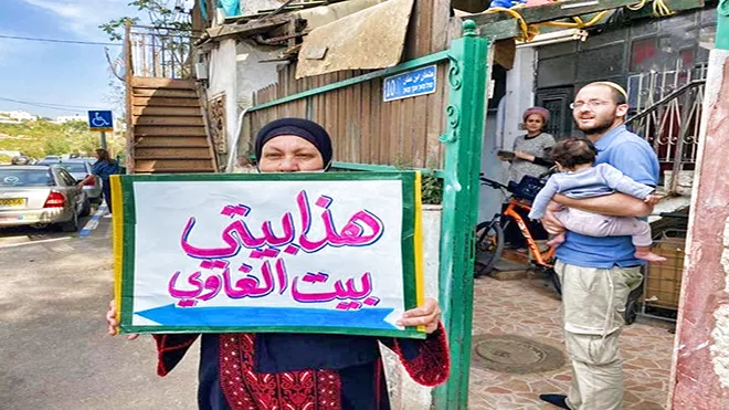 حي الشيخ جراح شارع عثمان بن عفان منزل رقم 10،سيدة فلسطينية تقف أمام باب بيتها الذي أستولى عليه بالقوة مجموعة من المستوطنين الصهاينة