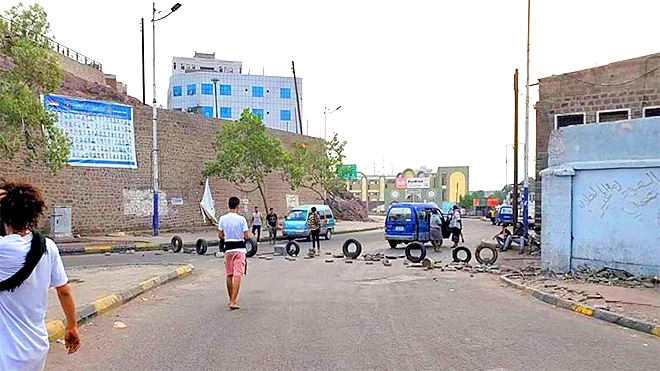 محتجون يقطعون الطريق في كريتر محتجون يقطعون الطريق في كريتر