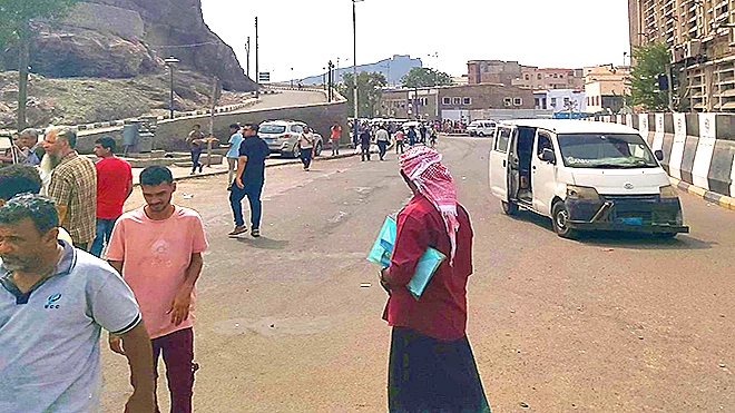 مواطنون محتجون في كريتر مواطنون محتجون في كريتر