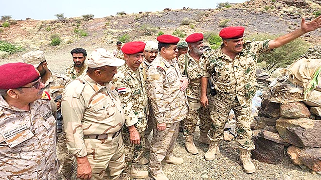 ​وزير الدفاع يزور جبهات البرح بالساحل الغربي في تعز